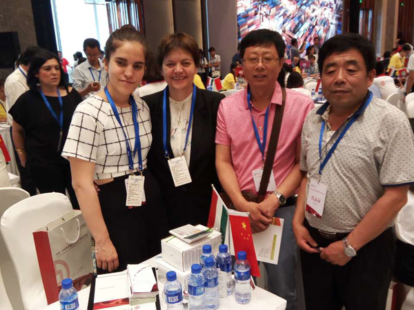 參加中東貿易洽談會也客戶合影 參加中東貿易洽談會也客戶合影